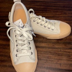 Universal Thread cream colored canvas sneakers